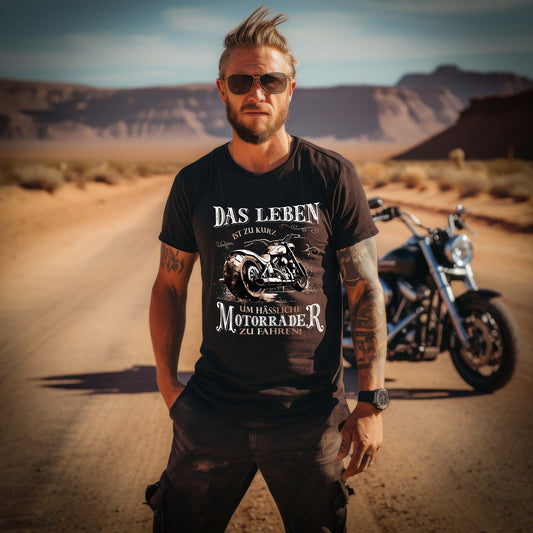 Ein Biker mit einem T-Shirt für Motorradfahrer von Wingbikers mit dem Aufdruck, Das Leben ist zu kurz, um hässliche Motorräder zu fahren - in schwarz.