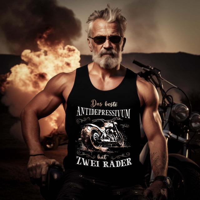 Ein Biker mit einem Tanktop für Motorradfahrer von Wingbikers mit dem Aufdruck, Das beste Antidepressivum hat zwei Räder, in schwarz.