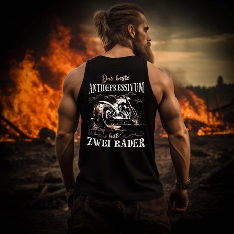 Ein Biker mit einem Tanktop für Motorradfahrer von Wingbikers mit dem Aufdruck, Das beste Antidepressivum hat zwei Räder, mit Back Print,  in schwarz.