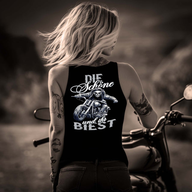 Eine Bikerin mit einem Tanktop für Motorradfahrerinnen von Wingbikers mit dem Aufdruck, Die Schöne und ihr Biest - mit Back Print, in schwarz.