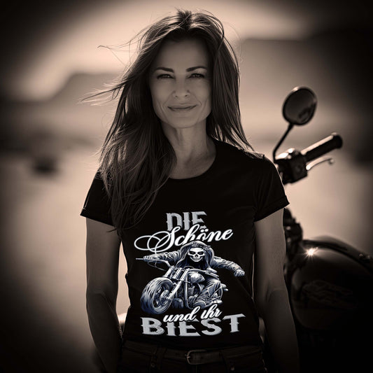 Eine Bikerin mit einem T-Shirt für Motorradfahrerinnen von Wingbikers mit dem Aufdruck, Die Schöne und ihr Biest - in schwarz.