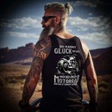 Ein Biker mit einem Tanktop für Motorradfahrer von Wingbikers mit dem Aufdruck, Du kannst Glück nicht kaufen, aber Bier und ein Motorrad und das ist verdammt nah dran! - mit Back Print, in schwarz.