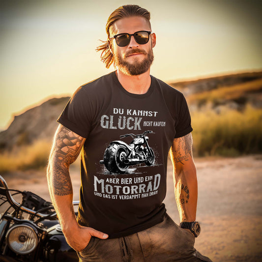 Ein Biker mit einem T-Shirt für Motorradfahrer von Wingbikers mit dem Aufdruck, Du kannst Glück nicht kaufen, aber Bier und ein Motorrad und das ist verdammt nah dran! - in schwarz.