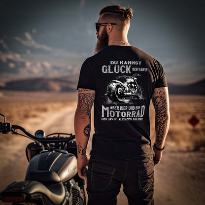 Ein Biker mit einem T-Shirt für Motorradfahrer von Wingbikers mit dem Aufdruck, Du kannst Glück nicht kaufen, aber Bier und ein Motorrad und das ist verdammt nah dran! - mit Back Print, in schwarz.