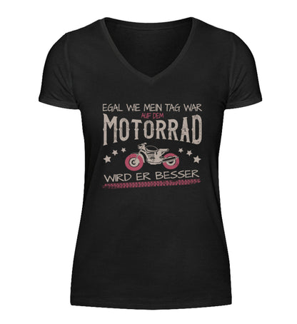 Ein T-Shirt mit V-Ausschnitt für Motorradfahrerinnen von Wingbikers mit dem Aufdruck, Egal wie mein Tag war, auf dem Motorrad wird er besser, in schwarz.