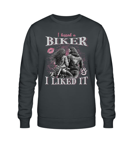 Ein Sweatshirt für Motorradfahrerinnen von Wingbikers mit dem Aufdruck, I Kissed A Biker And I Liked It, in dunkelgrau.