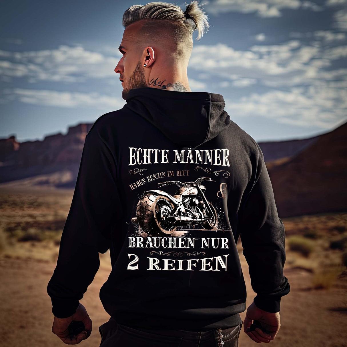 Ein Biker mit einem Hoodie für Motorradfahrer von Wingbikers mit dem Aufdruck, Echte Männer brauchen nur 2 Reifen, als Back Print, in schwarz.