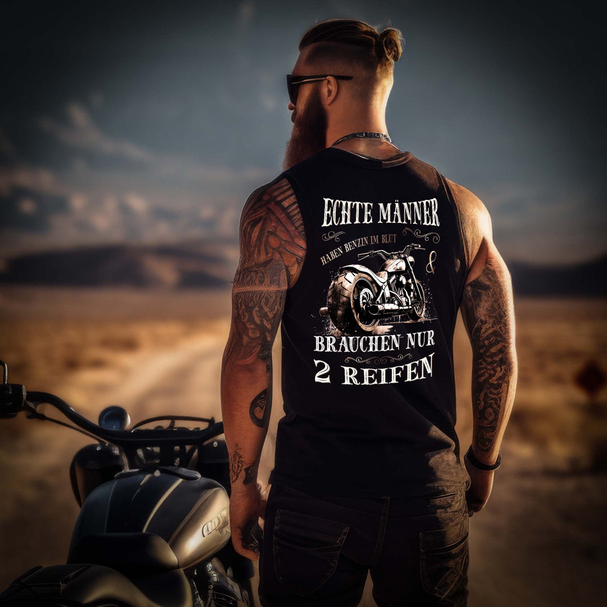 Ein Biker mit einem Tanktop für Motorradfahrer von Wingbikers mit dem Aufdruck, Echte Männer brauchen nur 2 Reifen, mit Back Print, in schwarz.