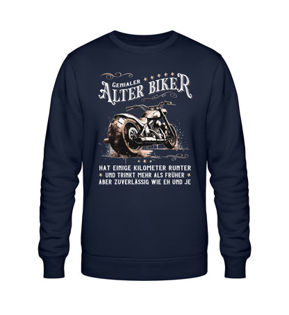 Ein Biker Sweatshirt für Motorradfahrer von Wingbikers mit dem Aufdruck, Alter Biker - Einige Kilometer runter, trinkt mehr - aber zuverlässig wie eh und je - in navy blau.