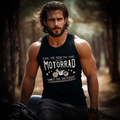 Ein Motorradfahrer mit einem Tanktop von Wingbikers mit dem Aufdruck, Egal wie mein Tag war, auf dem Motorrad wird er besser, in schwarz.