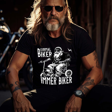 Ein Biker mit einem T-Shirt für Motorradfahrer von Wingbikers mit dem Aufdruck, Einmal Biker - Immer Biker - in schwarz.