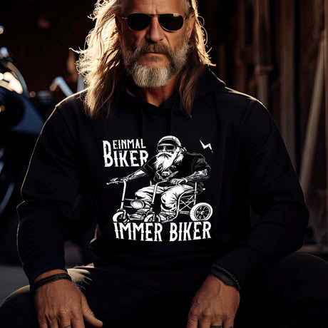 Ein Biker mit einem Hoodie für Motorradfahrer von Wingbikers mit dem Aufdruck, Einmal Biker - Immer Biker - in schwarz.