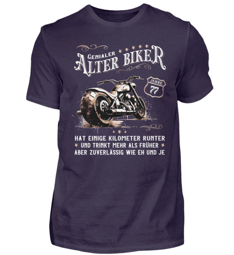 Ein Biker T-Shirt zum Geburtstag für Motorradfahrer von Wingbikers mit dem Aufdruck, Alter Biker - 77 Jahre - Einige Kilometer runter, trinkt mehr - aber zuverlässig wie eh und je - in aubergine lila.