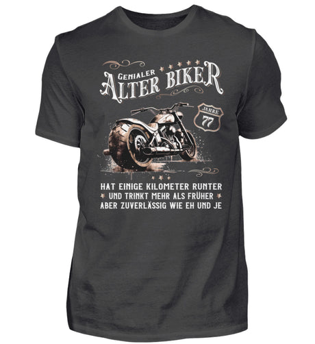 Ein Biker T-Shirt zum Geburtstag für Motorradfahrer von Wingbikers mit dem Aufdruck, Alter Biker - 77 Jahre - Einige Kilometer runter, trinkt mehr - aber zuverlässig wie eh und je - in dunkelgrau.