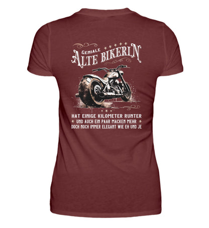 Ein Bikerin T-Shirt für Motorradfahrerinnen von Wingbikers mit dem Aufdruck, Alte Bikerin - Einige Kilometer Runter - Doch elegant wie eh und je - mit Back Print, in weinrot.
