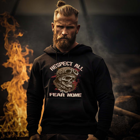 Ein Biker mit einem Hoodie für Motorradfahrer von Wingbikers mit dem Aufdruck, Respect All - Fear None, in schwarz.