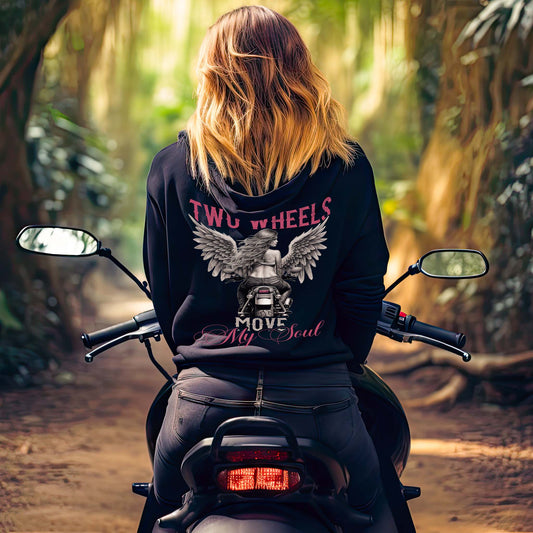 Eine Bikerin mit einem Hoodie für Motorradfahrerinnen von Wingbikers mit dem Aufdruck, Two Wheels Move My Soul, in schwarz.