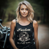 Eine Bikerin mit einem Tanktop für Motorradfahrerinnen von Wingbikers mit dem Aufdruck, Freedom Is A Full Tank - Freiheit ist ein voller Tank - mit einem Retro Vintage klassischem Motorrad, in schwarz.