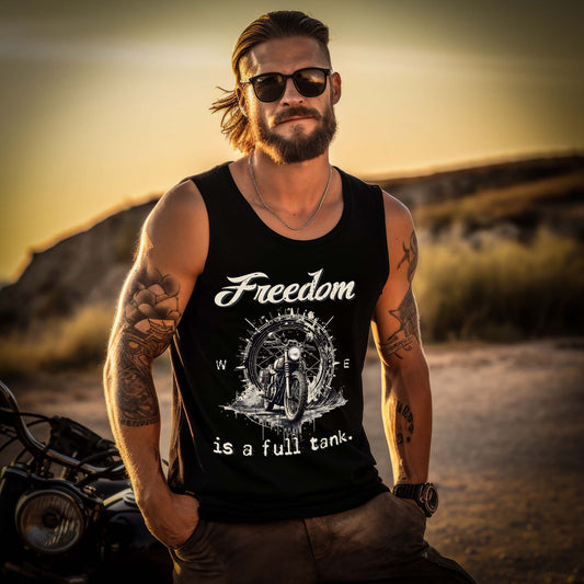Ein Biker für Motorradfahrer von Wingbikers mit dem Aufdruck, Freedom Is A Full Tank - Freiheit ist ein voller Tank - mit einem Retro Vintage klassischem Motorrad, in schwarz.
