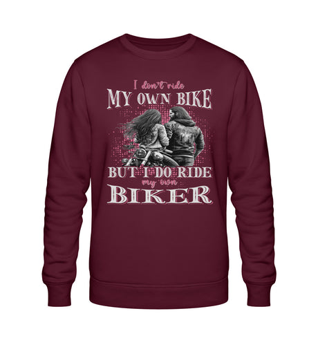 Ein Sweatshirt für Motorradfahrerinnen von Wingbikers mit dem Aufdruck, I Don't Ride My Own Bike, But I Do Ride My Own Biker, in burgunder weinrot.