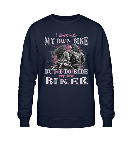 Ein Sweatshirt für Motorradfahrerinnen von Wingbikers mit dem Aufdruck, I Don't Ride My Own Bike, But I Do Ride My Own Biker, in navy blau.