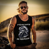 Ein Biker mit einem Tanktop für Motorradfahrer von Wingbikers mit dem Aufdruck, Fürchte die Furchtlosen, in schwarz.