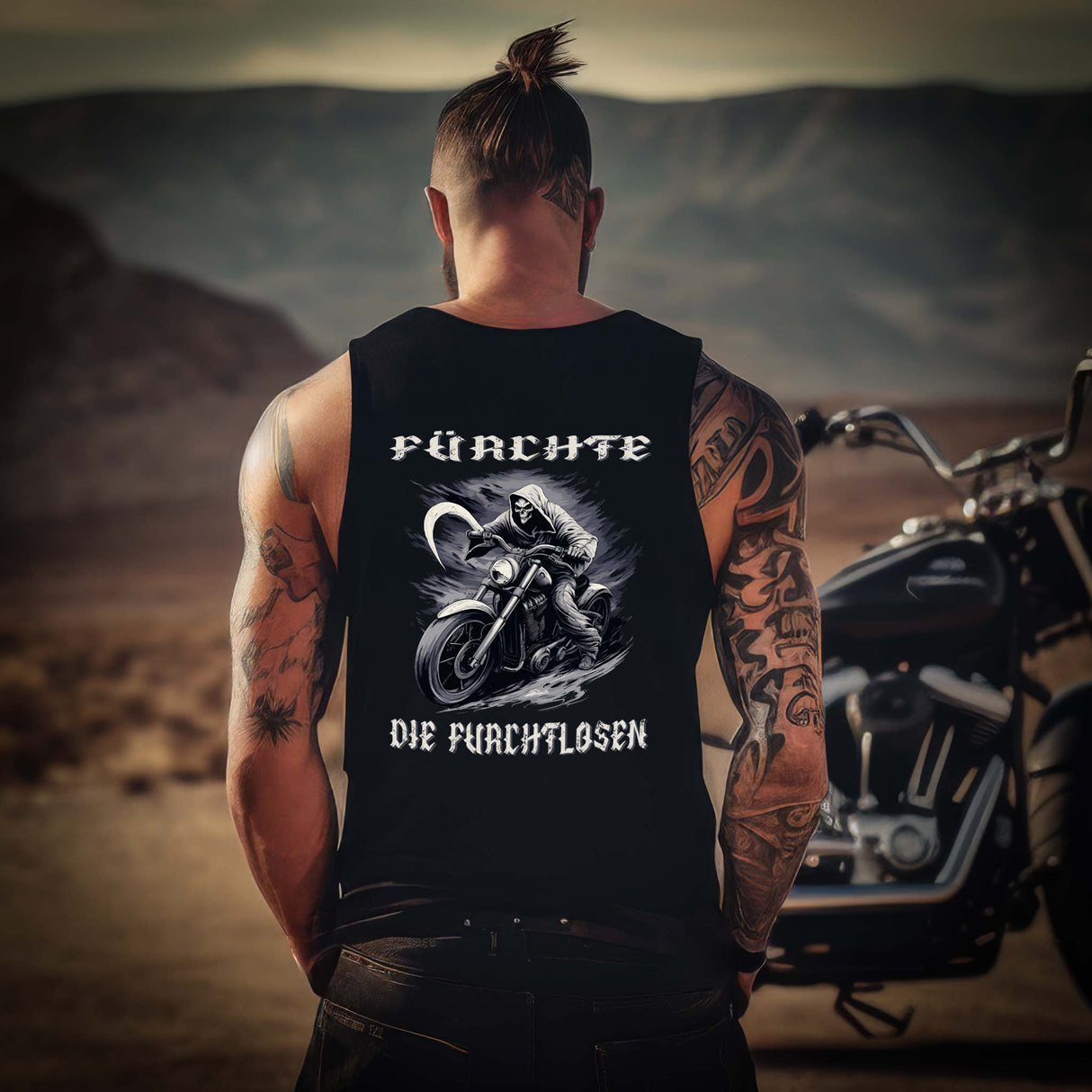 Ein Biker mit einem Tanktop für Motorradfahrer von Wingbikers mit dem Aufdruck, Fürchte die Furchtlosen, mit Back Print, in schwarz.