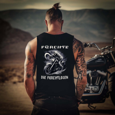 Ein Biker mit einem Tanktop für Motorradfahrer von Wingbikers mit dem Aufdruck, Fürchte die Furchtlosen, mit Back Print, in schwarz.