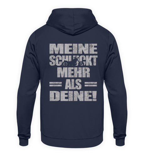 Ein Biker Hoodie für Motorradfahrer von Wingbikers mit dem Aufdruck, Meine schluckt mehr als deine! mit einem Motorrad, als Back Print, in navy blau.