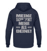 Ein Biker Hoodie für Motorradfahrer von Wingbikers mit dem Aufdruck, Meine schluckt mehr als deine! mit einem Motorrad, als Back Print, in navy blau.