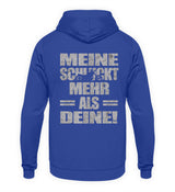 Ein Biker Hoodie für Motorradfahrer von Wingbikers mit dem Aufdruck, Meine schluckt mehr als deine! mit einem Motorrad, als Back Print, in royal blau.