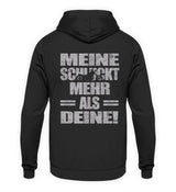 Ein Biker Hoodie für Motorradfahrer von Wingbikers mit dem Aufdruck, Meine schluckt mehr als deine! mit einem Motorrad, als Back Print, in schwarz.