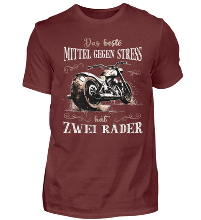 Ein T-Shirt für Motorradfahrer von Wingbikers mit dem Aufdruck, Das beste Mittel gegen Stress hat 2 Räder, in weinrot.