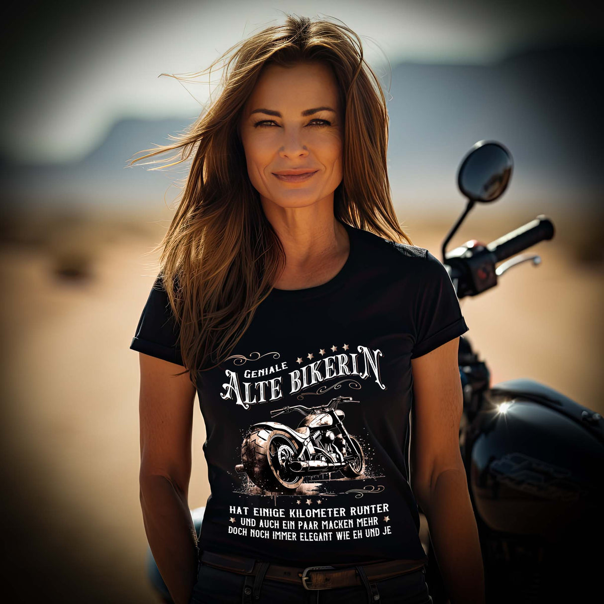 Eine Bikerin mit einem T-Shirt für Motorradfahrerinnen von Wingbikers mit dem Aufdruck, Alte Bikerin - Einige Kilometer Runter - Doch elegant wie eh und je - leger geschnitten, in schwarz.