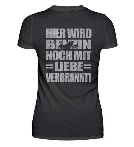 Ein Bikerin T-Shirt für Motorradfahrerinnen von Wingbikers mit dem Aufdruck, Hier wird Benzin noch mit Liebe verbrannt - mit Back Print, in schwarz.