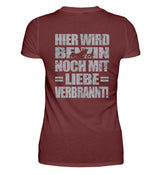 Ein Bikerin T-Shirt für Motorradfahrerinnen von Wingbikers mit dem Aufdruck, Hier wird Benzin noch mit Liebe verbrannt - mit Back Print, in weinrot.