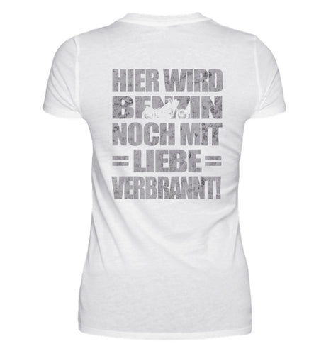 Ein Bikerin T-Shirt für Motorradfahrerinnen von Wingbikers mit dem Aufdruck, Hier wird Benzin noch mit Liebe verbrannt - mit Back Print, in weiß.