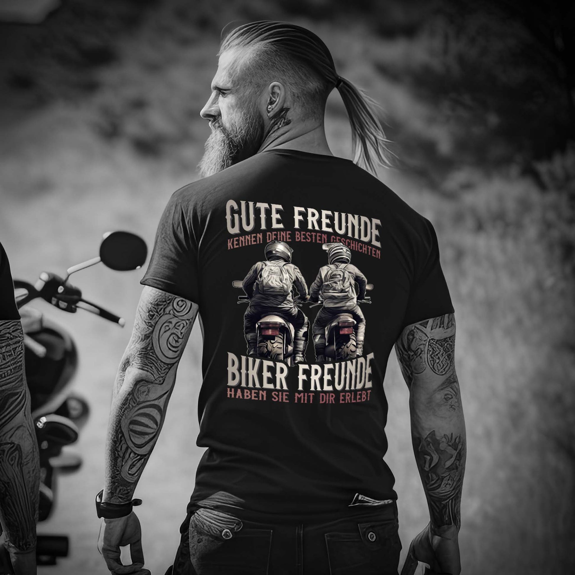 Ein Motorradfahrer mit einem Biker T-Shirt von Wingbikers mit dem Aufdruck, Gute Freunde kenne deine Geschichten - Biker haben sie mit dir erlebt, in schwarz.