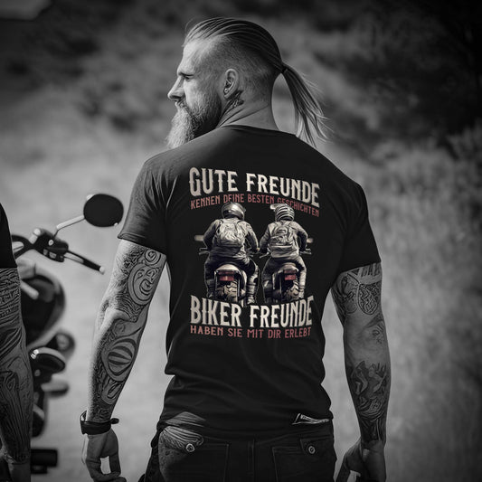 Ein Motorradfahrer mit einem Biker T-Shirt von Wingbikers mit dem Aufdruck, Gute Freunde kenne deine Geschichten - Biker haben sie mit dir erlebt, in schwarz.