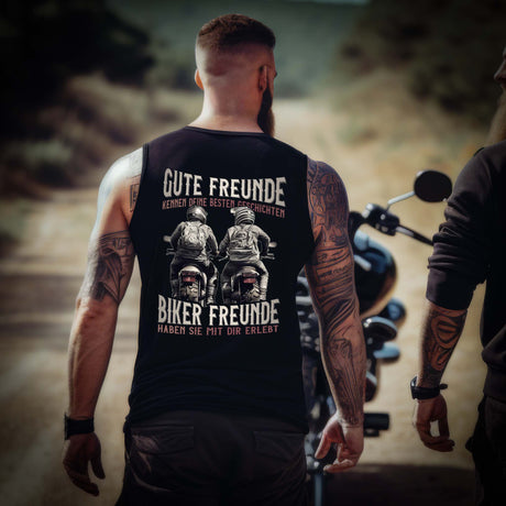 Ein Biker mit einem Tanktop von Wingbikers für Motorradfahrer mit dem Aufdruck, Gute Freunde kenne deine Geschichten - Biker haben sie mit dir erlebt, in schwarz.