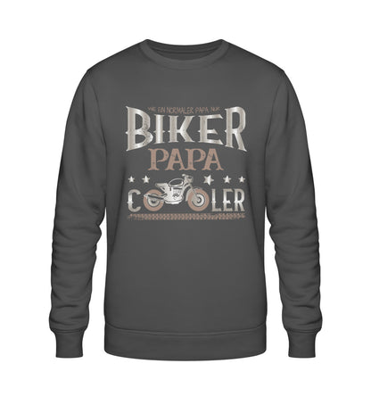 Ein Biker Sweatshirt für Motorradfahrer von Wingbikers mit dem Aufdruck, Biker Papa - Wie ein normaler Papa nur cooler - in dunkelgrau.