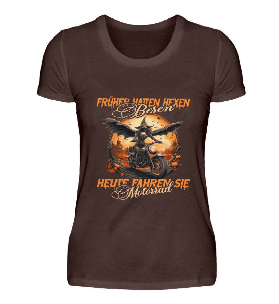 Ein Motorrad T-Shirt für Halloween von WingBikers, mit dem Aufdruck, Früher hatten Hexen Besen, heute fahren sie Motorrad, in braun.