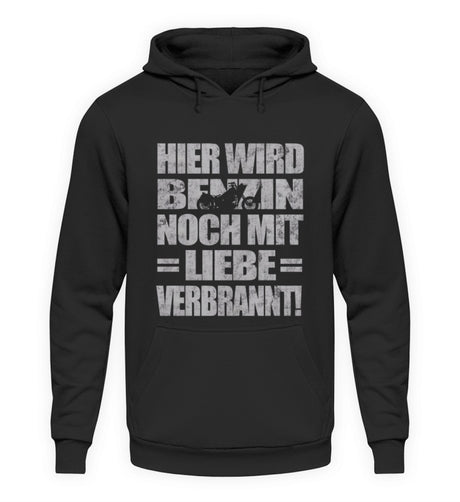 Ein Biker Hoodie für Motorradfahrer von Wingbikers mit dem Aufdruck, Hier wird Benzin noch mit Liebe verbrannt - in schwarz.