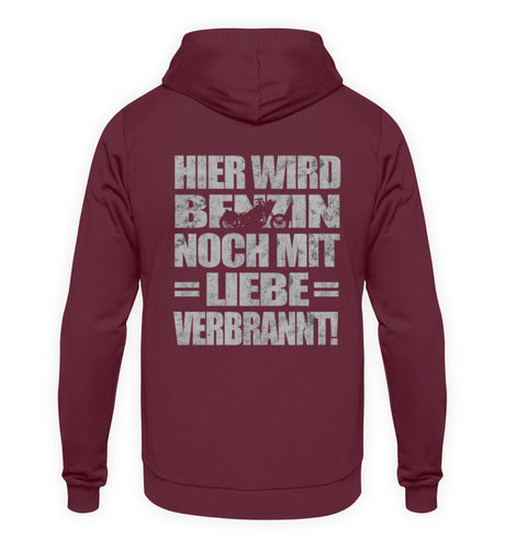 Ein Biker Hoodie für Motorradfahrer von Wingbikers mit dem Aufdruck, Hier wird Benzin noch mit Liebe verbrannt - mit Back Print, in burgunder weinrot.