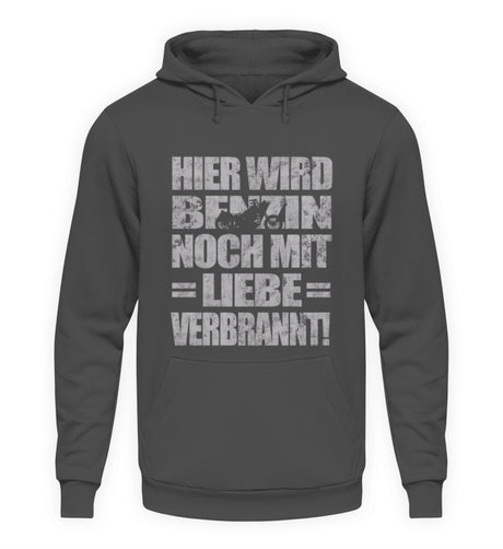 Ein Biker Hoodie für Motorradfahrer von Wingbikers mit dem Aufdruck, Hier wird Benzin noch mit Liebe verbrannt - in dunkelgrau.