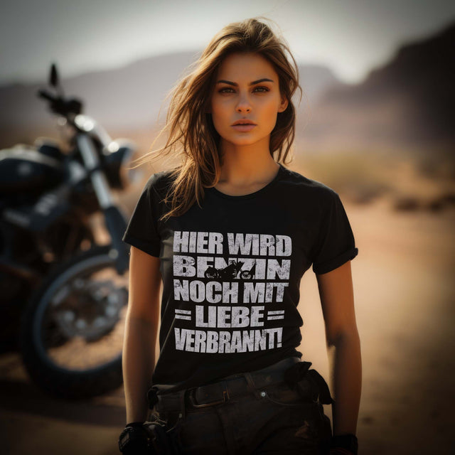 Eine Motorradfahrerin mit einem T-Shirt von Wingbikers mit dem Aufdruck, Hier wird Benzin noch mit Liebe verbrannt - in schwarz.