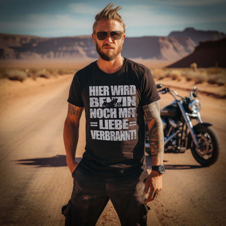 Ein Biker mit einem T-Shirt für Motorradfahrer von Wingbikers mit dem Aufdruck, Hier wird Benzin noch mit Liebe verbrannt  - in schwarz.