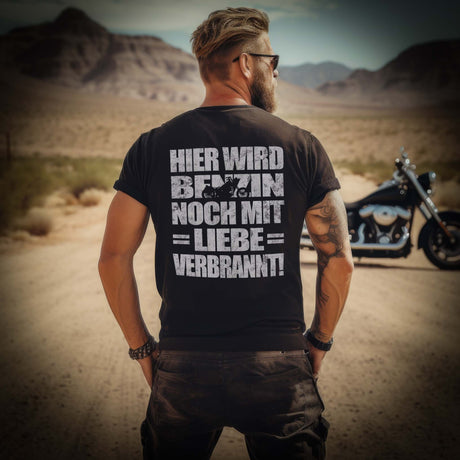 Ein Biker mit einem T-Shirt für Motorradfahrer von Wingbikers mit dem Aufdruck, Hier wird Benzin noch mit Liebe verbrannt - mit Back Print, in schwarz.