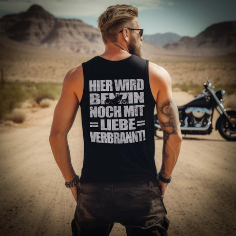 Ein Biker mit einem Tanktop für Motorradfahrer von Wingbikers mit dem Aufdruck, Hier wird Benzin noch mit Liebe verbrannt - mit Back Print, in schwarz.