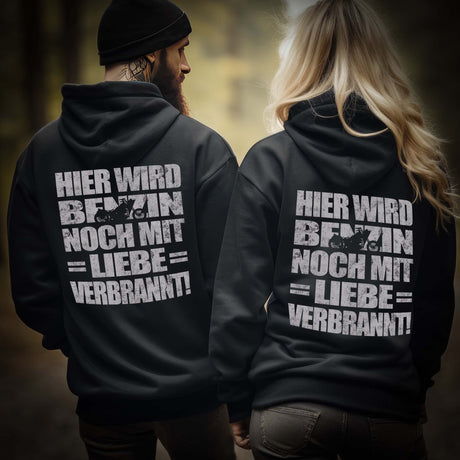 Motorradfahrer mit Hoodie-Jacken von Wingbikers mit dem Aufdruck, Hier wird Benzin noch mit Liebe verbrannt - in schwarz.